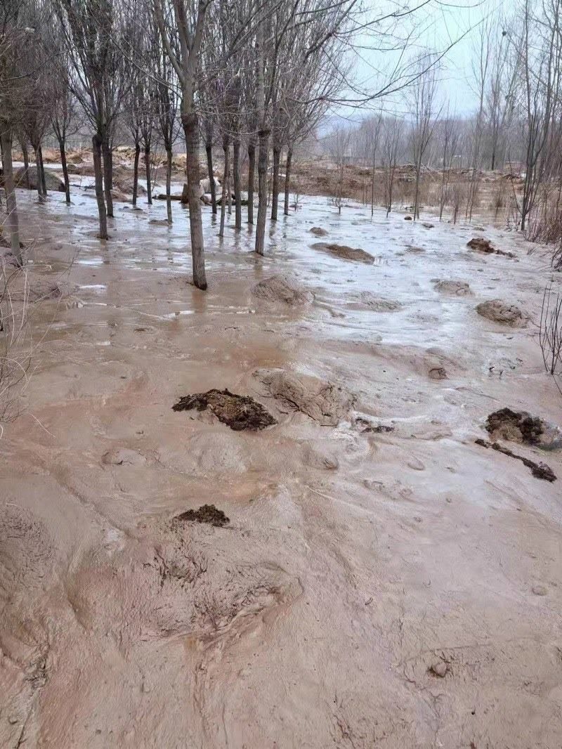 次生災(zāi)害襲擊過的村落。喬棟攝。