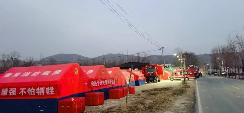 救災(zāi)隊(duì)員現(xiàn)場扎起了帳篷。王梅攝。