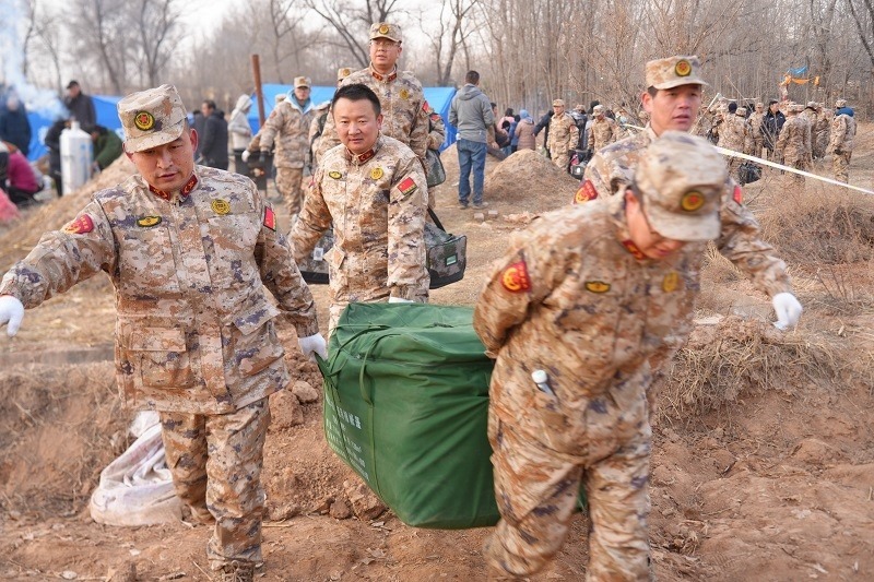 救援人員正在現(xiàn)場緊急搬運(yùn)物資。賀勇攝。