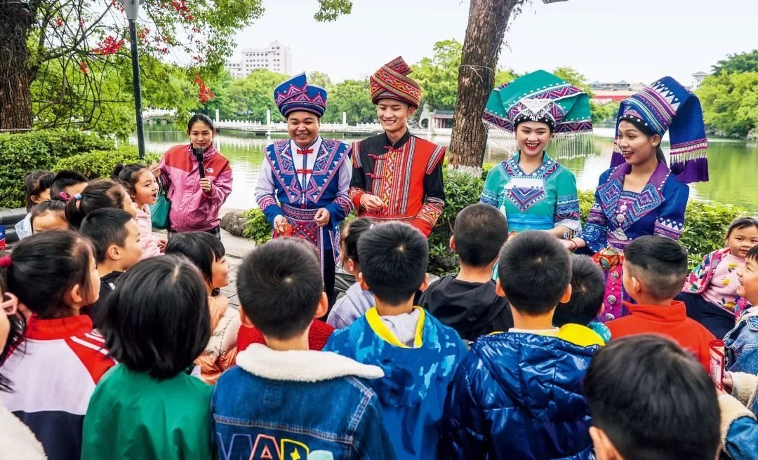 2023年4月25日，廣西桂林，“網(wǎng)絡(luò)法治宣傳一條街”在榕湖景區(qū)古南門“開街”，身穿民族服裝的工作人員演唱山歌向青少年普及網(wǎng)絡(luò)法治知識。