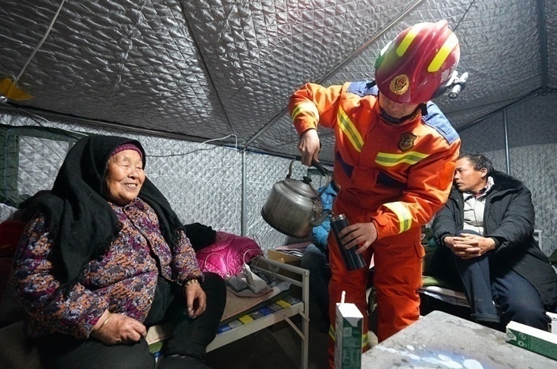 村民龔尕芳與消防員交流。賀勇攝。