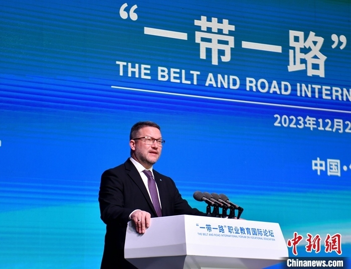 圖為活動(dòng)現(xiàn)場(chǎng)歐洲議會(huì)交通旅游委員會(huì)副主席烏伊海依·伊什特萬致辭。 中新社記者 韓冰 攝