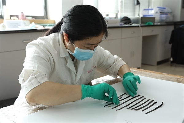 考古工作者正給竹簡(jiǎn)排序。國(guó)家文物局供圖