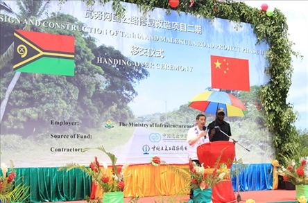 2023年12月18日，中國駐瓦努阿圖大使李名剛在瓦努阿圖公路項目二期馬勒庫拉段的移交儀式上發(fā)表致辭。人民網(wǎng) 賀吉攝