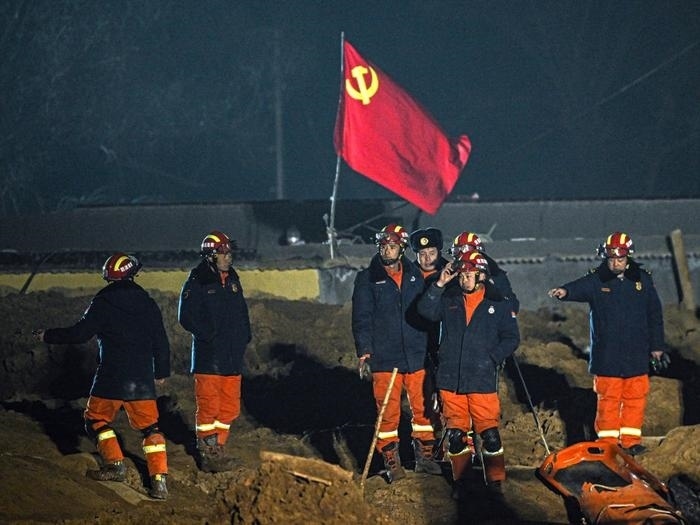 2023年12月21日，救援隊(duì)員在青海省海東市民和回族土族自治縣中川鄉(xiāng)金田村現(xiàn)場(chǎng)救援。新華社記者 張龍 攝