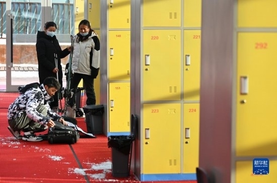 12月21日，游客在滑雪服務(wù)大廳整理滑雪裝備。