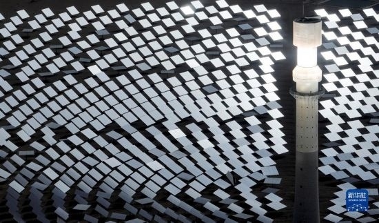 這是2023年6月11日在青海省海西蒙古族藏族自治州格爾木市拍攝的一座光熱電站（無人機(jī)照片）。 新華社記者 張宏祥 攝