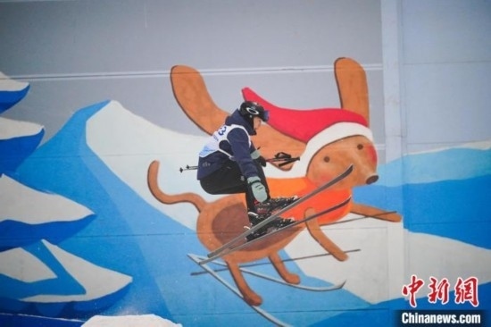 12月22日，云南省第一屆冬季運(yùn)動(dòng)會(huì)在昆明開幕。圖為選手在公開組男子自由式滑雪雪上技巧比賽中。中新社記者 劉冉陽 攝