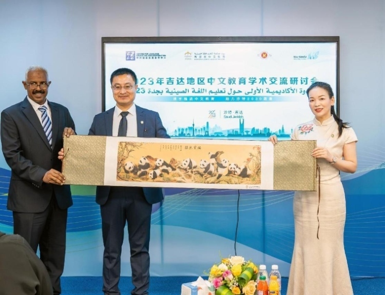 主辦方向與會代表贈送書畫作品。主辦方供圖