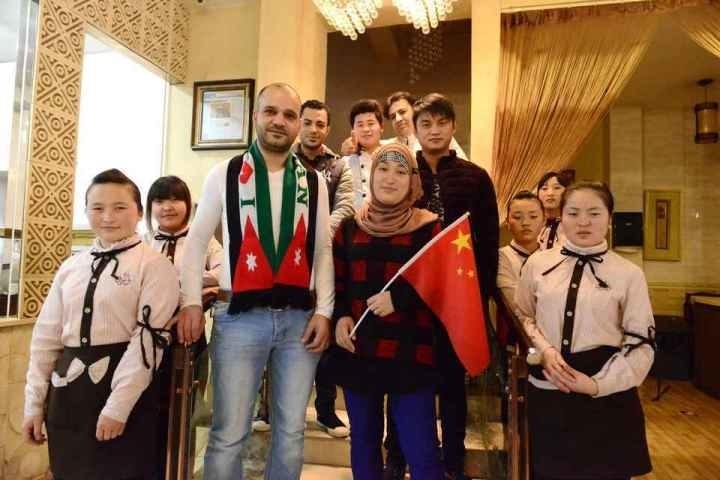 穆罕奈德夫婦與餐廳員工合影。共享聯(lián)盟·義烏 呂斌 攝