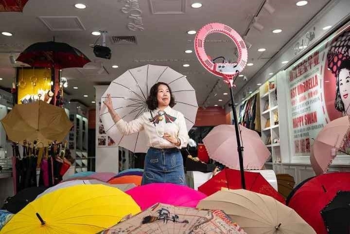 在義烏打拼了27年的商戶張吉英，正通過(guò)直播銷售雨傘。義烏市委宣傳部供圖