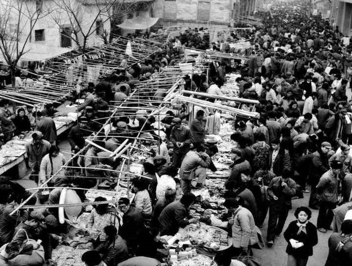 1982年，義烏湖清門馬路市場(chǎng)場(chǎng)景。拍友 金福根 攝