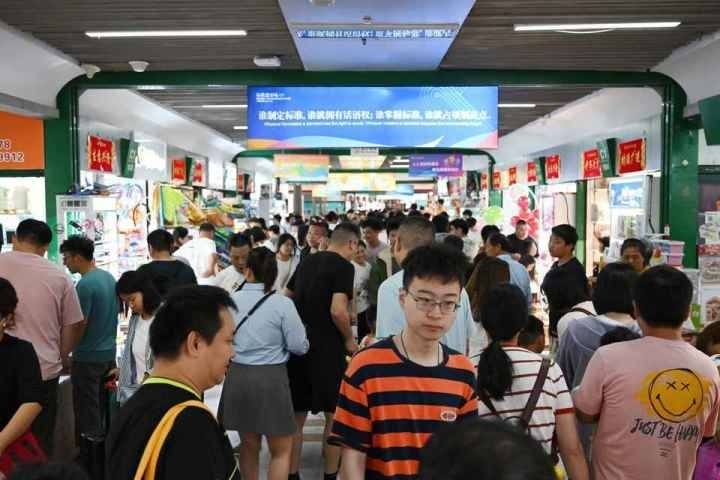 國(guó)慶長(zhǎng)假期間，“世界超市”摩肩接踵。共享聯(lián)盟·義烏 吳峰宇 攝