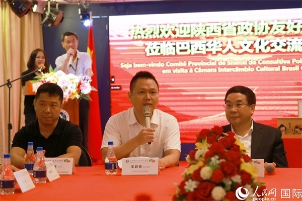 中國駐里約熱內(nèi)盧代總領(lǐng)事王尉育（中）在座談會(huì)中致辭。人民網(wǎng)記者 陳海琪攝