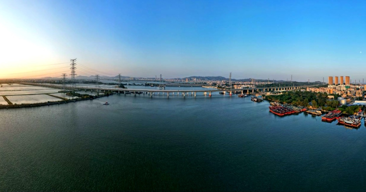 汕汕鐵路練特江大橋。國鐵集團供圖