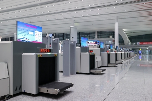 進站大廳整齊擺放的安檢儀。