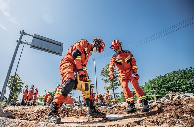 周彩琪和隊友在救援現(xiàn)場。受訪者供圖