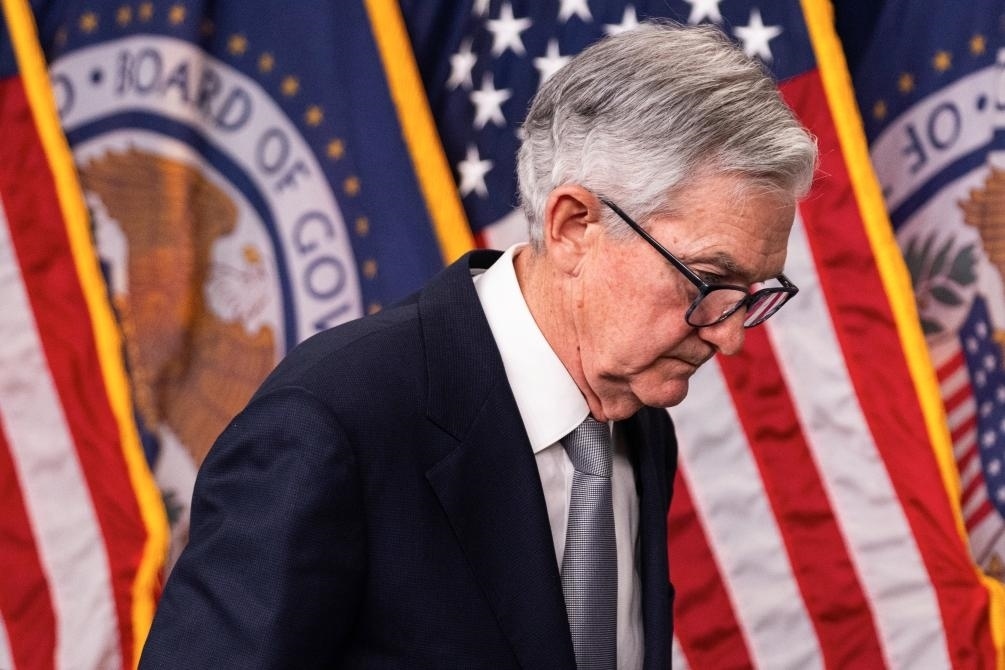 11月1日，美國(guó)聯(lián)邦儲(chǔ)備委員會(huì)主席鮑威爾在華盛頓出席記者會(huì)。新華社發(fā)（亞倫攝）