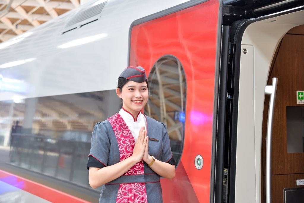 12月12日，乘務(wù)人員在印度尼西亞雅加達(dá)的哈利姆車(chē)站站臺(tái)歡迎乘坐雅萬(wàn)高鐵的乘客。新華社記者徐欽攝