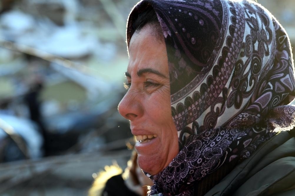 2月8日，在土耳其哈塔伊的一處地震廢墟，當(dāng)?shù)鼐用竦却H人的消息。新華社記者沙達(dá)提攝