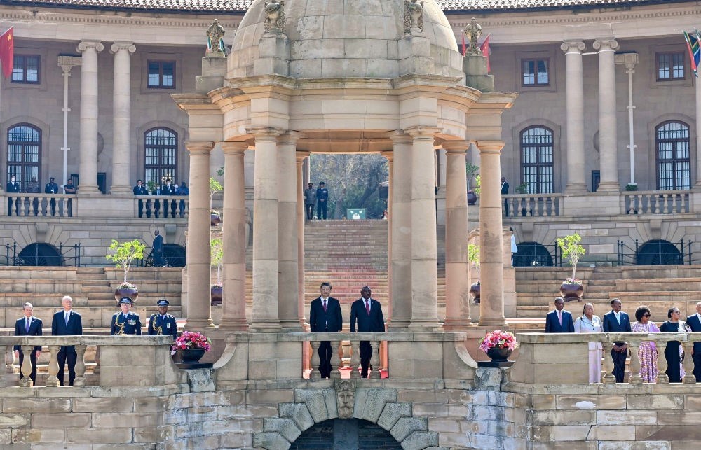 當(dāng)?shù)貢r(shí)間8月22日上午，正在南非進(jìn)行國(guó)事訪問(wèn)的國(guó)家主席習(xí)近平在比勒陀利亞總統(tǒng)府同南非總統(tǒng)拉馬福薩會(huì)談。會(huì)談前，拉馬福薩在總統(tǒng)府廣場(chǎng)為習(xí)近平舉行歡迎儀式。新華社記者 殷博古 攝