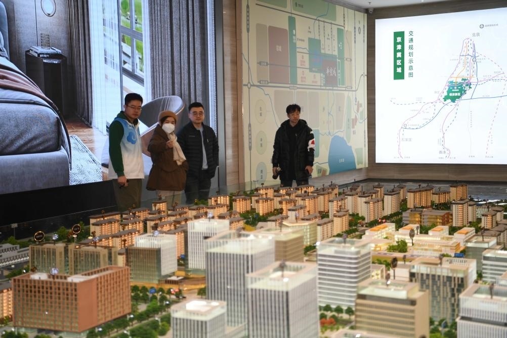 購房者在河北雄安新區(qū)某項目售樓部查看沙盤（2月25日攝）。新華社記者 朱旭東 攝