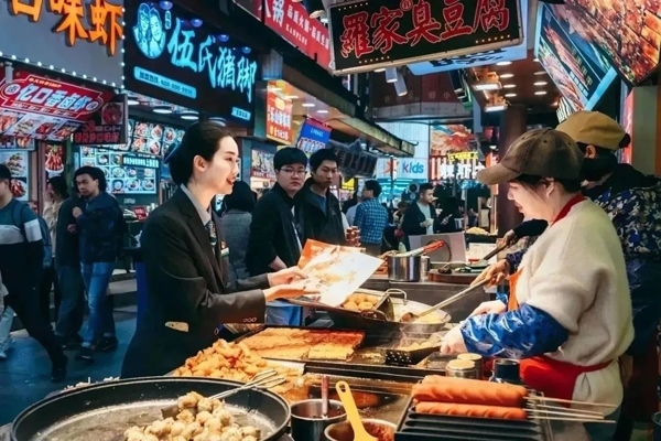 當(dāng)?shù)劂y行工作人員向個(gè)體經(jīng)營(yíng)者介紹金融服務(wù)。受訪者供圖