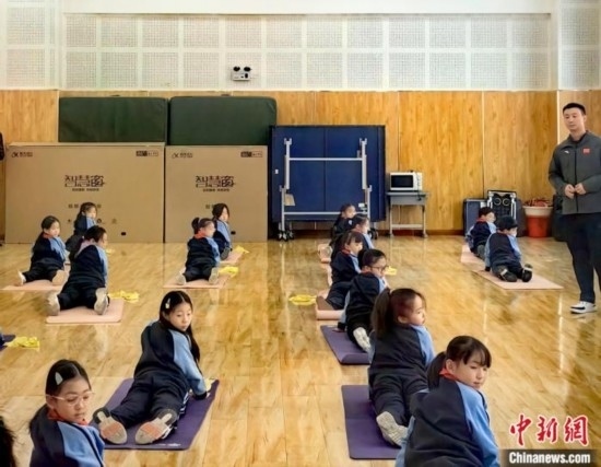 逸陽文思學(xué)校學(xué)生正在進行運動恢復(fù)矯正訓(xùn)練。<a target='_blank' href='/' ><p align=