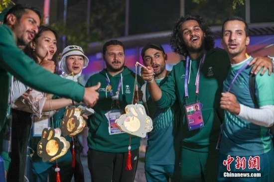 資料圖：9月29日，中國傳統(tǒng)節(jié)日中秋節(jié)，杭州亞運會運動員村舉辦中秋主題活動，中外運動員們歡聚一堂。圖為沙特阿拉伯運動員手持燈籠拍攝照片。<a target='_blank' href='/'><p align=