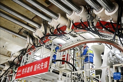 12月30日，中鐵十四局技術(shù)人員在盾構(gòu)掘進(jìn)開始前檢查“海天號(hào)”盾構(gòu)機(jī)。新華社記者 李紫恒 攝