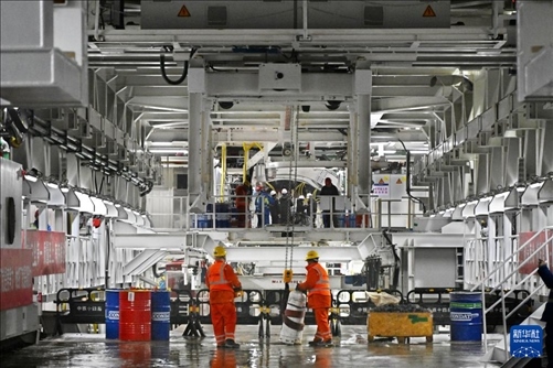 12月30日，建設(shè)者在青島膠州灣第二隧道工程南線主線隧道盾構(gòu)掘進(jìn)現(xiàn)場作業(yè)。新華社記者 李紫恒 攝