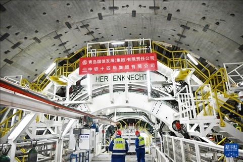 12月30日，中鐵十四局技術(shù)人員在盾構(gòu)掘進(jìn)開始前檢查“海天號(hào)”盾構(gòu)機(jī)。新華社記者 李紫恒 攝