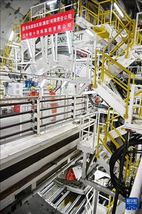 12月30日，建設(shè)者在青島膠州灣第二隧道工程南線主線隧道盾構(gòu)掘進(jìn)現(xiàn)場作業(yè)。新華社記者 李紫恒 攝