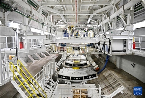 12月30日，建設(shè)者在青島膠州灣第二隧道工程南線主線隧道盾構(gòu)掘進(jìn)現(xiàn)場作業(yè)。新華社記者 李紫恒 攝