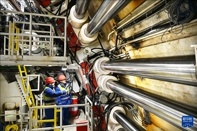 12月30日，中鐵十四局技術(shù)人員在盾構(gòu)掘進(jìn)開始前檢查“海天號(hào)”盾構(gòu)機(jī)。新華社記者 李紫恒 攝