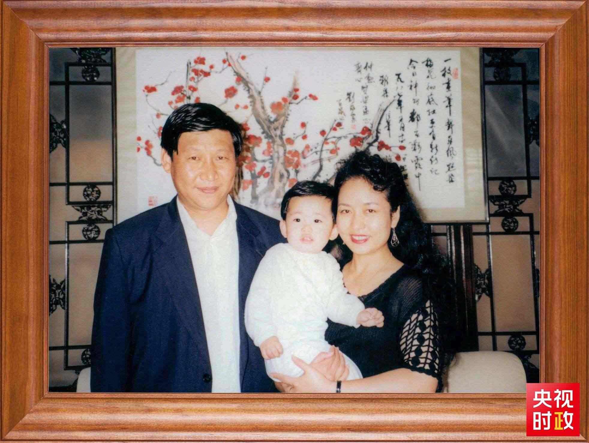 △這是習(xí)近平一家三口的合影。這張照片第一次出現(xiàn)在他的書架上。