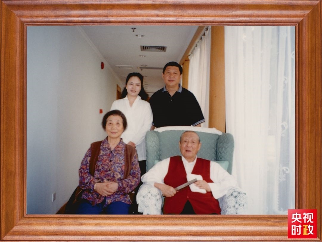 △這是習(xí)近平夫婦同父親習(xí)仲勛、母親齊心的合影。這張照片第一次出現(xiàn)在他的書架上。