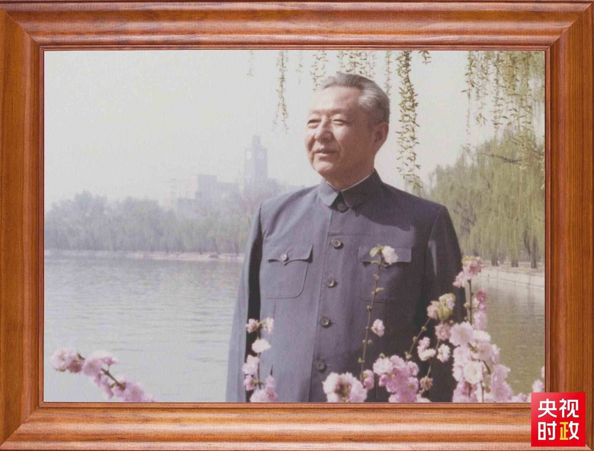 △這是習(xí)近平父親習(xí)仲勛同志的照片。2023年10月15日，是習(xí)仲勛同志誕辰110周年紀(jì)念日。這張照片第一次出現(xiàn)在他的書架上。