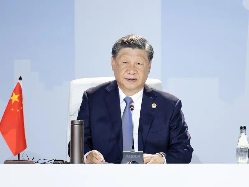 當(dāng)?shù)貢r(shí)間8月24日，習(xí)近平主席在南非約翰內(nèi)斯堡出席金磚國(guó)家領(lǐng)導(dǎo)人第十五次會(huì)晤特別記者會(huì)。