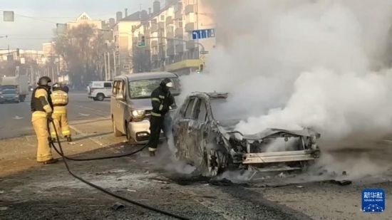 這張俄羅斯緊急情況部12月30日發(fā)布的視頻截圖顯示，在俄羅斯別爾哥羅德市，工作人員在現(xiàn)場救援。新華社發(fā)