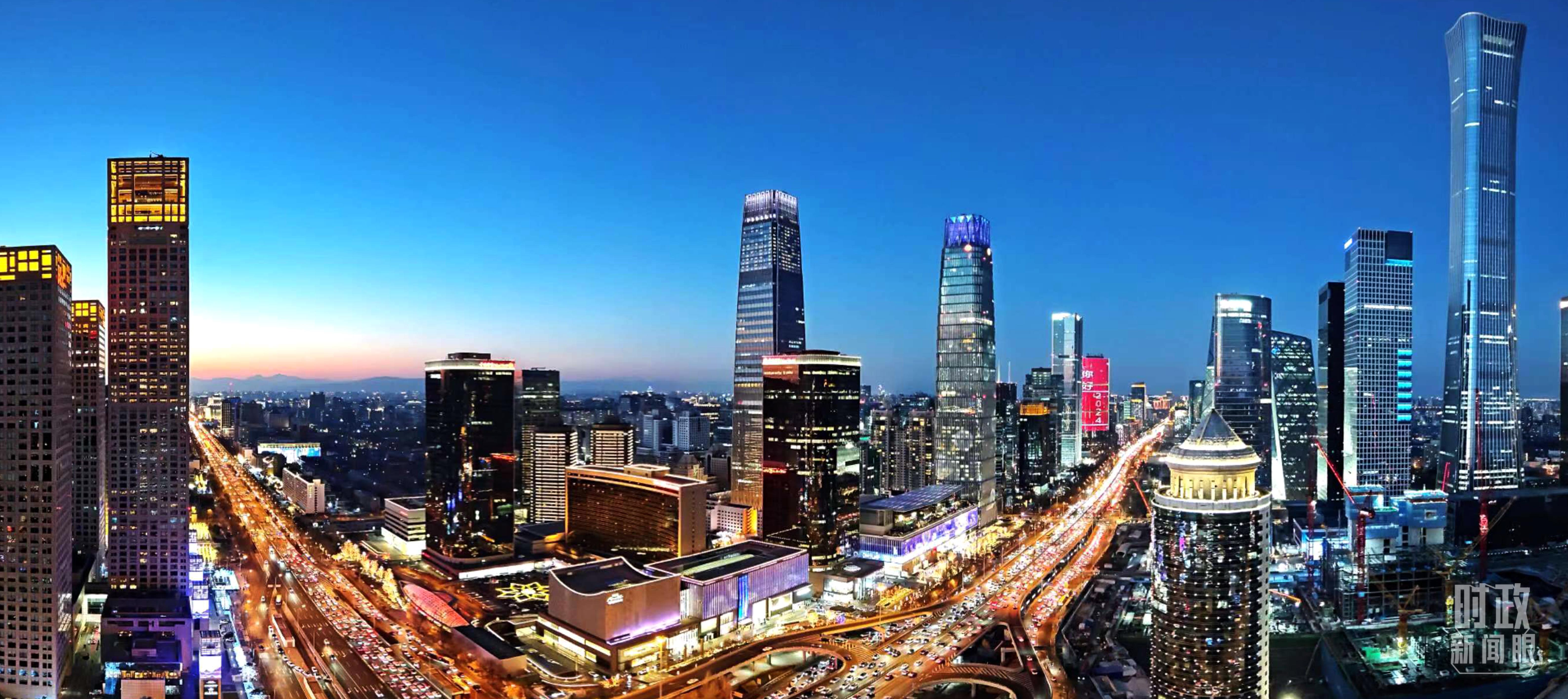 △2023年12月31日，北京CBD商圈。（總臺(tái)央視記者鐘信偉拍攝）