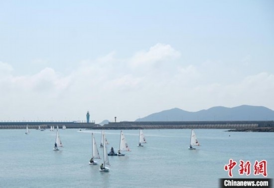 浙江象山，杭州亞運會帆船項目運動員揚帆起航。林波 攝