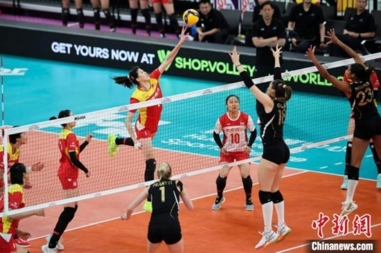 女排世俱杯賽場上，天津渤海銀行女排(紅)對陣巴西海灘女排(黑)。主辦方供圖