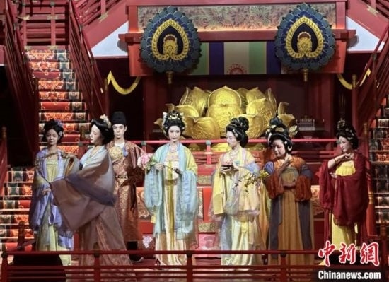 2023年12月31日晚間，在長安十二時(shí)辰主題街區(qū)進(jìn)行的漢服表演。 中新社記者 張一辰 攝