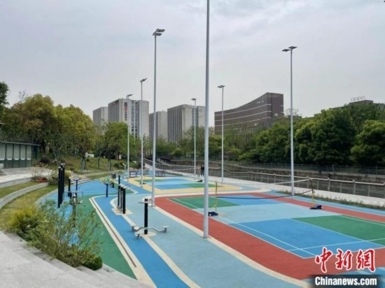 杭州余杭區(qū)一嵌入式體育場地。張煜歡 攝