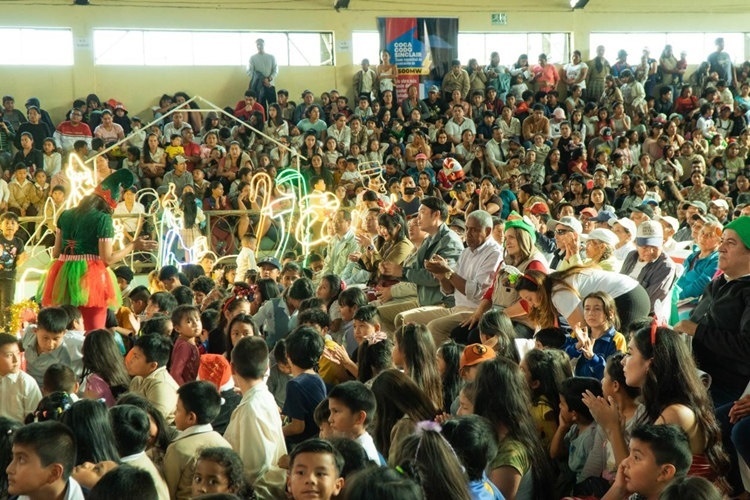 捐贈儀式在埃爾查科市中心的體育館舉行。中國電建厄瓜多爾代表處提供圖