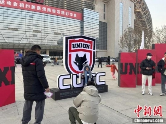 球迷們與隊徽合影。記者 卞立群 攝