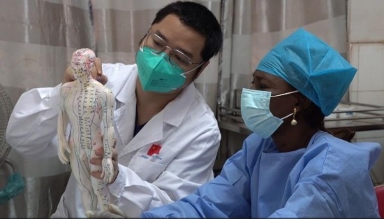 嘉興市中醫(yī)醫(yī)院郝亞波給當?shù)刂种v解中醫(yī)經(jīng)絡(luò)。新華社發(fā)