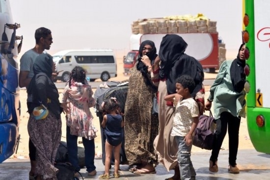  2023年4月27日，在埃及南部與蘇丹交界的阿爾根邊境口岸，人們離開蘇丹進(jìn)入埃及境內(nèi)。新華社發(fā)（拉德萬攝）