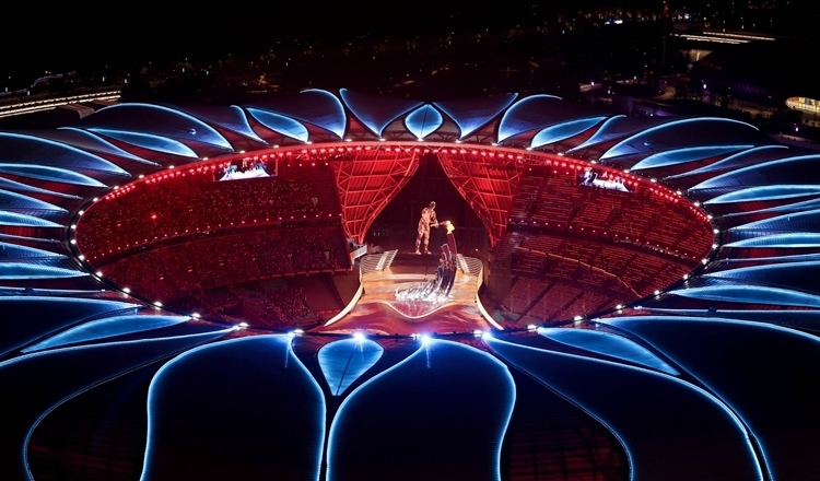 2023年9月23日，最后一棒火炬手汪順和數(shù)字火炬手在杭州亞運(yùn)會(huì)開幕式上點(diǎn)燃主火炬。新華社記者 程婷婷 攝